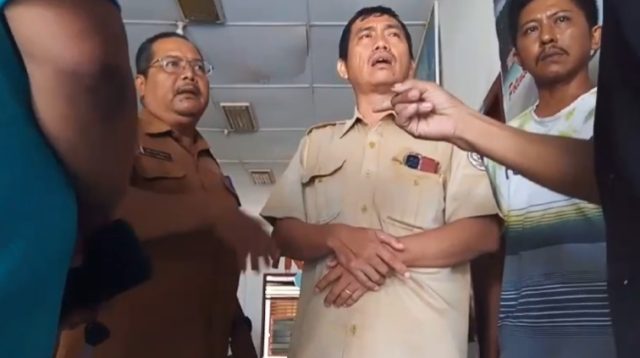 Foto : Sekretaris Dinas Pariwisata Kabupaten Tapanuli Tengah, Indra Sakti Nasution (kiri) saat mengusir wartawan pada Selasa (2/7/24).