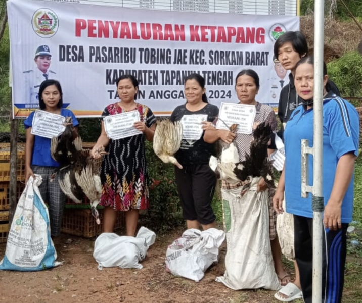 Foto : Penyerahan bantuan bibit Padi dan Bebek kepada warga Desa Pasaribu Tobing Jae, Kecamatan Sorkam Barat tahun 2024.