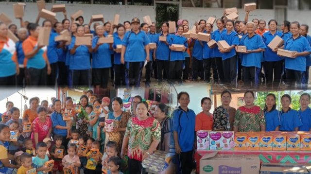 Foto : Kepala Desa Pasaribu Tobing Jae, Kristina Habeahan membagikan makanan tambahan kepada Lansia, Balita dan Ibu hamil yang diprogramkan dari Dana Desa Tahun 2024.