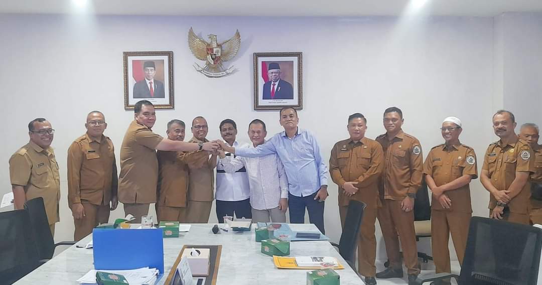 Foto : Pj Bupati Tapanuli Tengah, Dr. Sugeng Riyanta, SH, MH berjabat tangan dengan Ketua Fraksi Nasdem DPRD Kabupaten Tapteng, Ahmad Rivai Sibarani, Ketua Fraksi Gerindra DPRD Kabupaten Tapteng, Ir. Saparuddin Simatupang, Anggota DPRD Tapteng, Jhonni Lumbantobing usai penandatanganan surat Kesepakatan Bersama dan turut disaksikan oleh Asisten Pemerintahan Dan Kesra Setda Provinsi Sumatera Utara (Provsu) Drs. Basarin Yunus Tanjung, M.Si, Analis Kebijakan Ahli Madya Biro Pemerintahan Dan Otda Setda Provsu, Ahmad Rasyid Ritonga, AP, MM, Sekdakab Tapteng Dr. Erwin Hotmasah, S.STP, MM, Sekwan, serta para kaban dan Kabag Pemkap Tapteng.