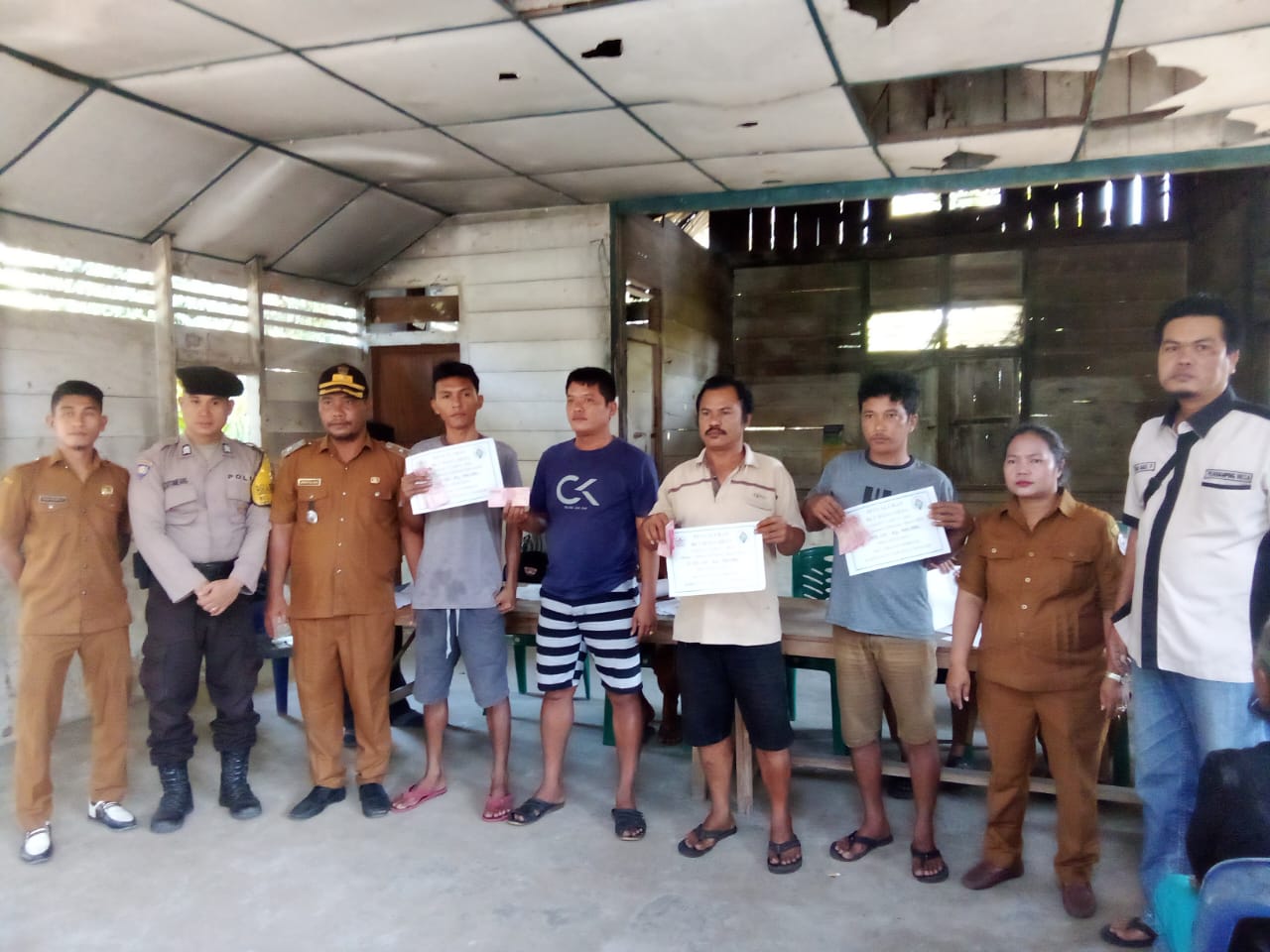 Foto : Penyaluran BLT Dana Desa Hite Urat kepada Keluarga Penerima Manfaat oleh Kepala Desa Hite Urat, Lancar Silaban didampingi Bhabinkamtibmas dan para perangkat Desa.