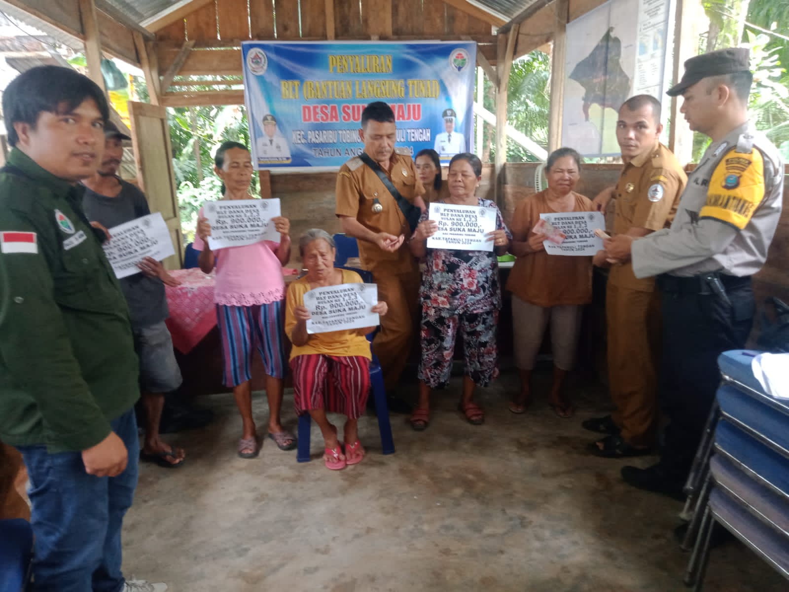 Foto : Kepala Desa Suka Maju, Binhot Saruksuk saat membagikan langsung BLT kepada KPM