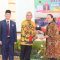 Foto : Pj Bupati Tapanuli Tengah saat menyerahkan beasiswa kepada Ketua Yayasan SMAN 1 Matauli Pandan, Fitri Krisnawati Tanjung.