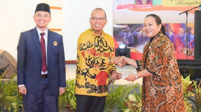 Foto : Pj Bupati Tapanuli Tengah saat menyerahkan beasiswa kepada Ketua Yayasan SMAN 1 Matauli Pandan, Fitri Krisnawati Tanjung.