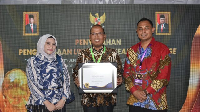 Foto : Pj Bupati Tapanuli Tengah, Dr. Sugeng Riyanta, SH, MH Terima penghargaan UHC dari Wakil Presiden Republik Indonesia di Jakarta.
