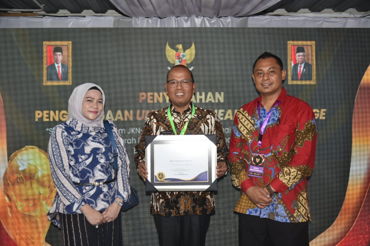 Sukseskan Layanan Kesehatan, Pj Bupati Tapteng Terima Penghargaan UHC Dari Wakil Presiden RI