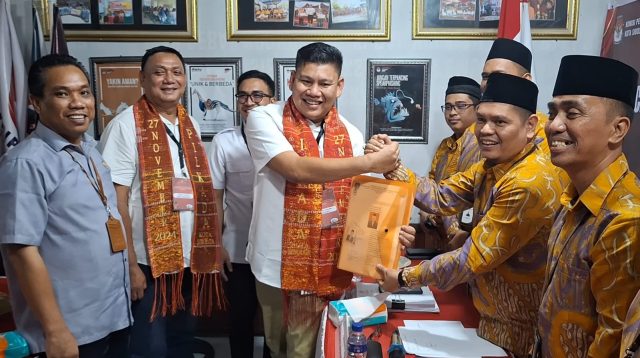 Foto : Penyerahan Berkas pendaftaran Pasangan anda Muhammad Fadhil Thoib Hutagalung-Marojahan Panjaitan (Faham) ke KPU Kota Sibolga.