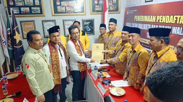 Foto : Pasangan Romantis menyarankan berkas pendaftaran ke KPU Kota Sibolga
