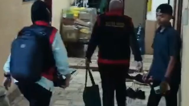Foto : Tim Satuan Khusus Kejatisu saat tiba di rumah mantan Kepala Dinas Kesehatan Tapanuli Tengah dijalan Elang Kota Sibolga.