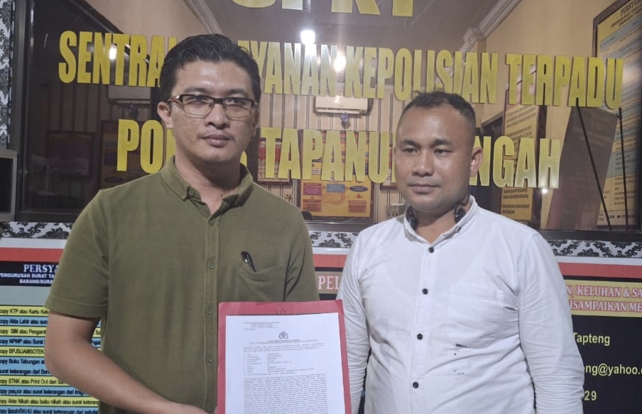 Foto : Famoni Gulo dan Elvin usai melaporkan ketiga kordinator aksi yang mendemo Pj Bupati Tapanuli Tengah.