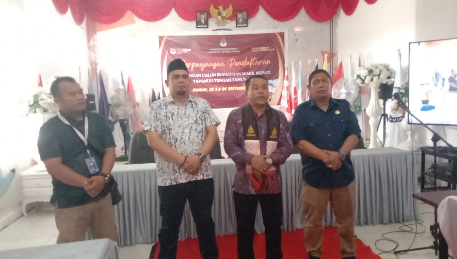 Teks Photo : Komisioner KPU Tapteng memberikan keterangan pada hari kedua masa Perpanjangan pendaftaran calon Bupati dan Wakil Bupati Tapteng pada Selasa (3/9/2024). 