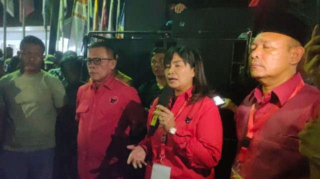 Foto: Plt Ketua DPC PDIP Tapteng, Sarma Hutajulu didampingi Pasangan Bacalon Bupati dan Wakil Bupati Masinton-Mahmud.