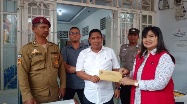 Foto: Plt Ketua DPC PDI-Perjuangan, Sarma Hutajulu resmi surati Komisi Pemilihan Umum (KPU) Tapteng atas status penolakan pendaftaran Paslon Masinton-Mahmud.