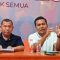 Ket. Foto : Tim Hukum Pemenangan Paslon Masinton Pasaribu - Mahmud Effendi Lubis Joko Pranata Situmeang saat konferensi Pers didampingi Timbul Panggabean.