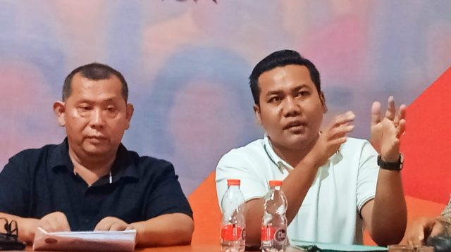 Ket. Foto : Tim Hukum Pemenangan Paslon Masinton Pasaribu - Mahmud Effendi Lubis Joko Pranata Situmeang saat konferensi Pers didampingi Timbul Panggabean.