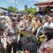 Foto : Ketua Bawaslu Kabupaten Tapanuli Tengah, Sinta Dewi Napitupulu saat menanggapi tuntutan massa yang mendemo Bawaslu pada Rabu (11/9/24).