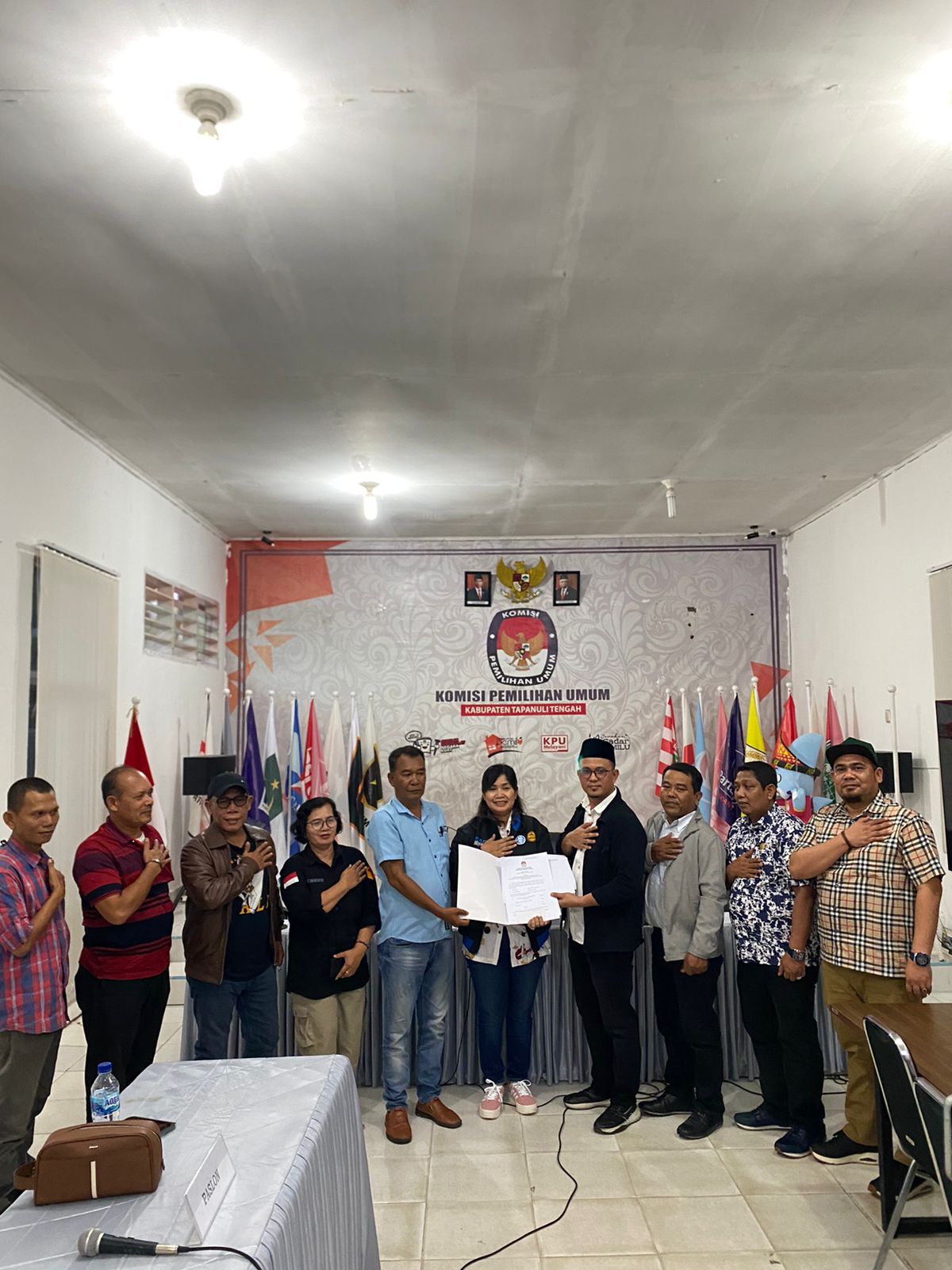 Foto : Penyerahan Perbaikan berkas pasangan Calon Masinton Pasaribu-Mahmud Efendi ke KPU Tapanuli Tengah.