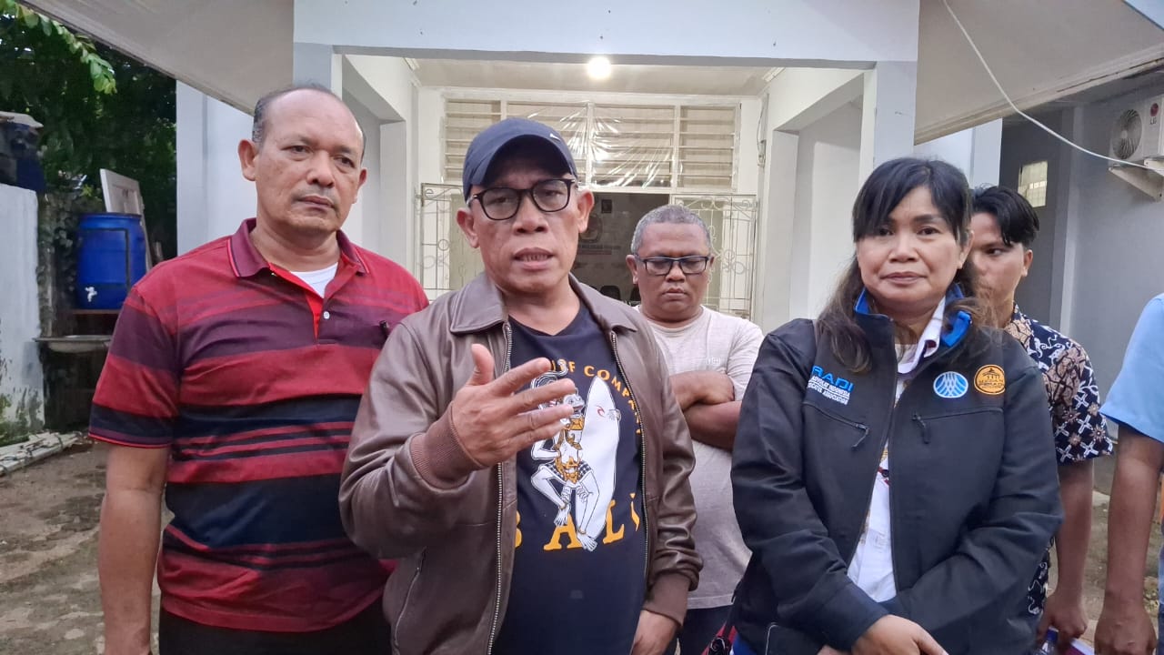 Foto : Masinton Pasaribu didampingi Mahmud Efendi, Plt Ketua DPC PDI Perjuangan Tapteng, Sarma Hutajulu saat menyampaikan tanggapan jelang tahana penetapan calon Bupati dan Wakil Bupati Kabupaten Tapanuli Tengah.