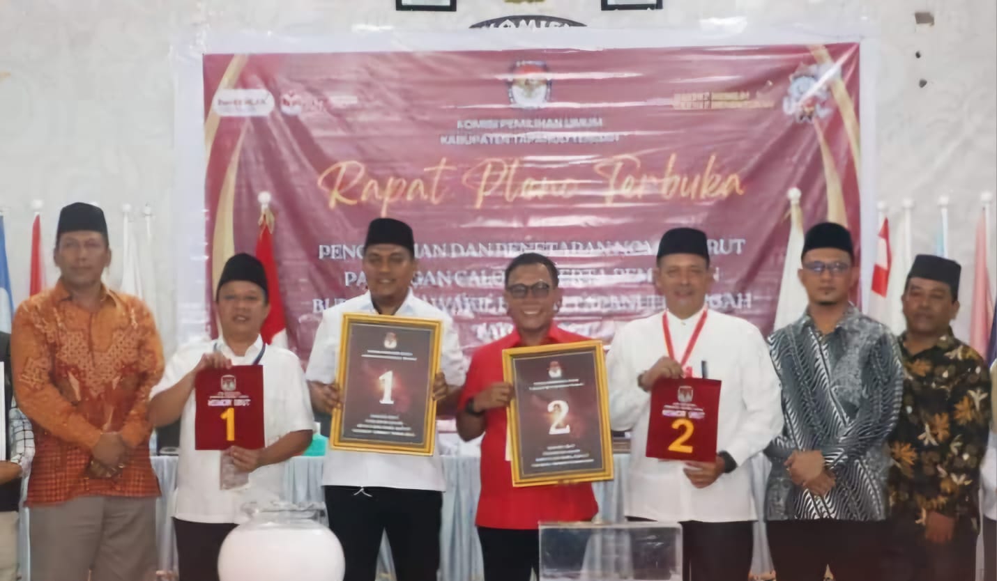 Foto : Komisioner KPU Foto Bersama dengan kedua pasangan Calon Bupati dan Wakil Bupati Kabupaten Tapanuli Tengah tahun 2024.