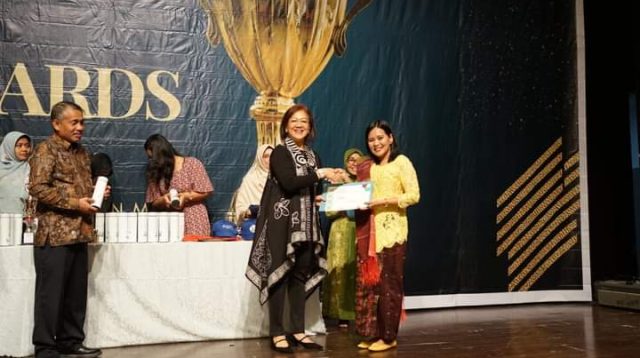 Foto : Penyerahan Awards imunitas terbaik kepada Puskesmas Lumut, Kabupaten Tapanuli Tengah oleh Direktur Kemenkes RI, dr. Prima Yosephine, MKM yang diterima oleh Koordinator Imunisasi Puskesmas Lumut.