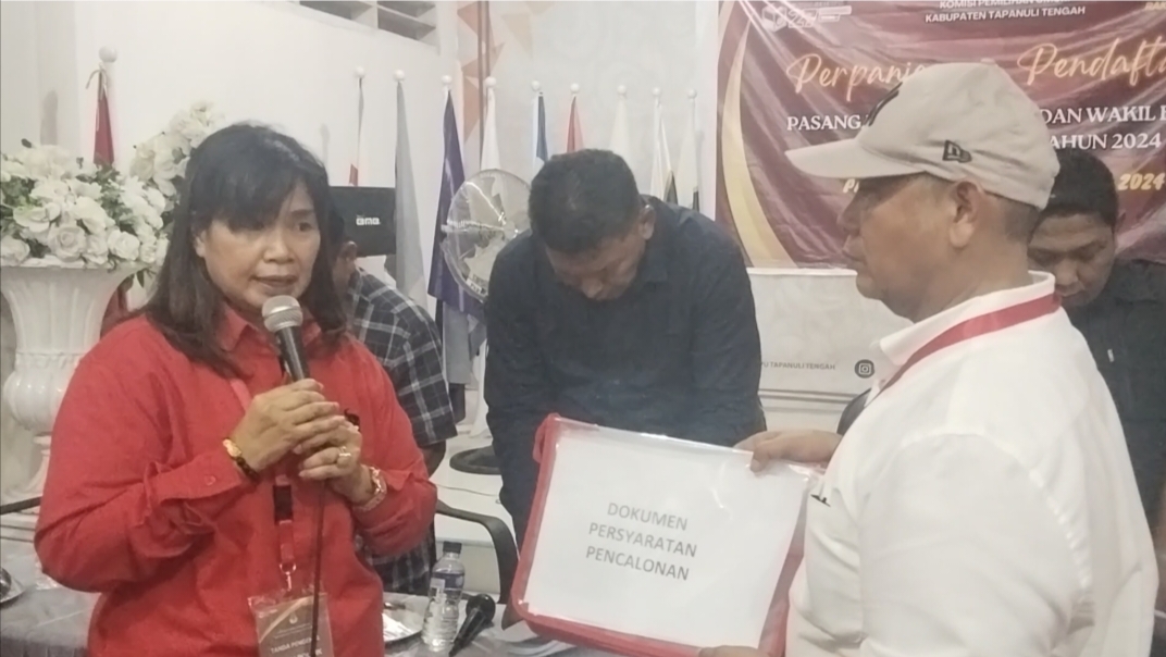 Foto : Plt Ketua DPC PDI Perjuangan Tapanuli Tengah, Sarma Hutajulu didampingi Timbul Panggabean saat menyerahkan berkas Pendaftaran Pasangan Masinton-Mahmud ditolak KPU Tapteng.