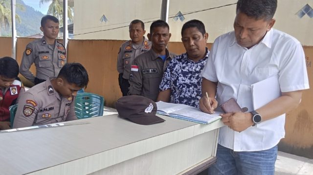 Ket. Foto : Ketua KPU Tapteng Wahid Pasaribu bersama komisioner Putra W Hutagalung saat mendatangi kantor Bawaslu Tapteng.