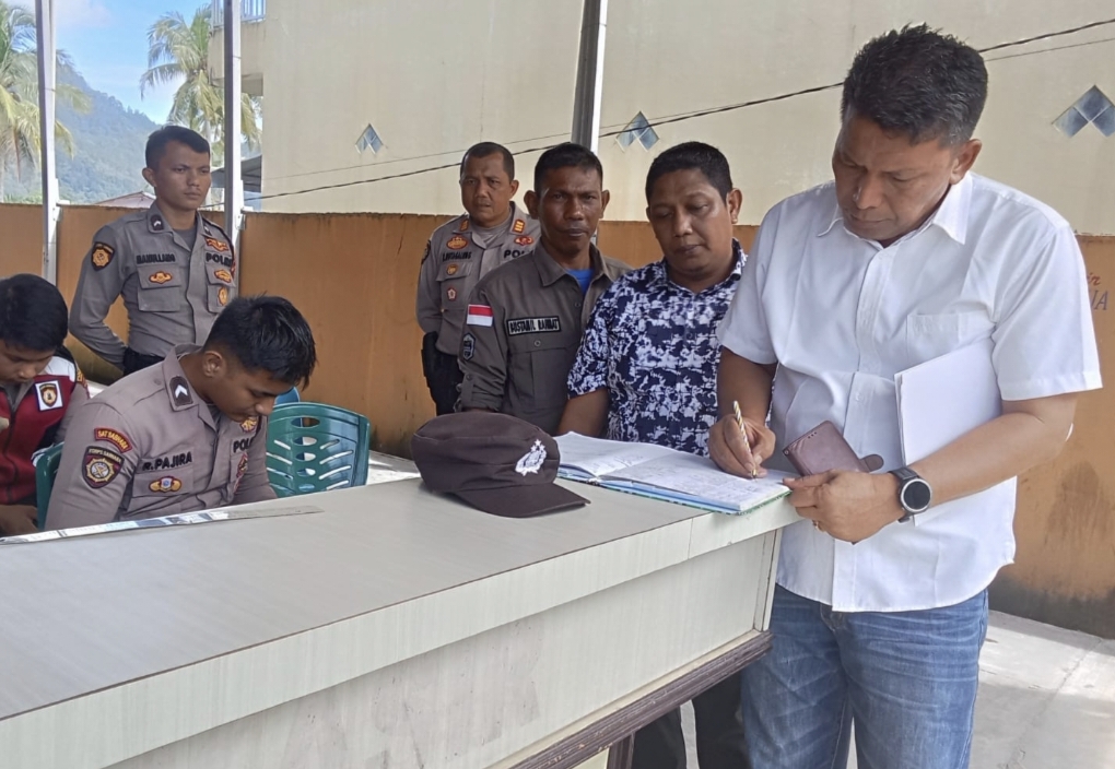 Ket. Foto : Ketua KPU Tapteng Wahid Pasaribu bersama komisioner Putra W Hutagalung saat mendatangi kantor Bawaslu Tapteng.