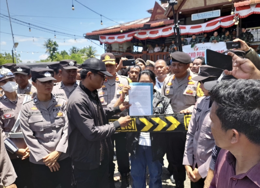 Foto : Personil Gabungan TNI-Polri melakukan pengamanan saat penyerahan dokumen tuntutan aksi pengunjuk rasa kepada Ketua Bawaslu Tapanuli Tengah.