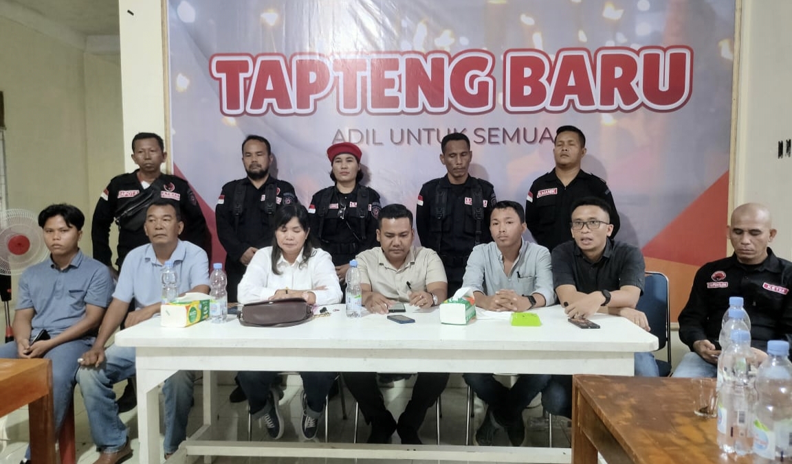 Foto: Dari kiri ke Kanan, Ketua Partai Buruh, Tao Sianipar, Plt ketua DPC PDI Perjuangan Tapteng, Sama Hutajulu, Penasehat Hukum, Joko Pranata Situmeang, Daniel Lumbantobing, Dennis Malango, Demakson Tampubolon dan Satga PDI Perjuangan Tapteng. 