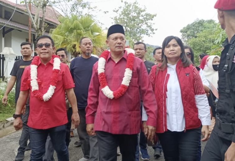 Foto : Pasangan Paslon Bupati dan Wakil Bupati Tapteng, Masinton Pasaribu-Mahmud Efendi didampingi Plt Ketua DPC PDI Perjuangan Tapteng, Sarma Hutajulu.