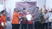 Foto : Ketua KPU Tapteng, Wahid Pasaribu yang didampingi Komisioner lainnya, Helman Tambunan, Putra Hutagalung, Fahri Zulamin Rambe menerima dokumen persyaratan Balon Bupati dan Wakil Bupati Tapteng Masinton - Mahmud. Foto : Ketua KPU Tapteng, Wahid Pasaribu yang didampingi Komisioner lainnya, Helman Tambunan, Putra Hutagalung, Fahri Zulamin Rambe menerima dokumen persyaratan Balon Bupati dan Wakil Bupati Tapteng Masinton - Mahmud.