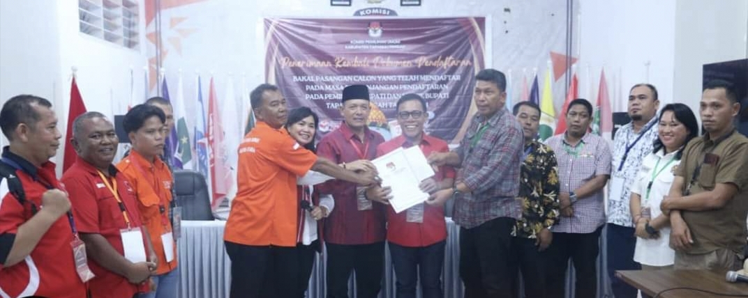Foto : Ketua KPU Tapteng, Wahid Pasaribu yang didampingi Komisioner lainnya, Helman Tambunan, Putra Hutagalung, Fahri Zulamin Rambe menerima dokumen persyaratan Balon Bupati dan Wakil Bupati Tapteng Masinton - Mahmud.