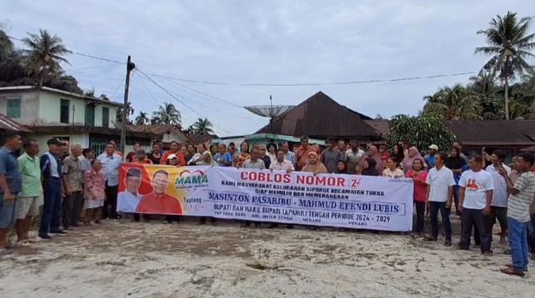 Foto : Warga Kelurahan Sipange, Kecamatan Tukka, Kabupaten Tapanuli Tengah membentangkan spanduk dame menyatakan dukungan kepada Pasangan Masinton Pasaribu-Mahmud Efendi.