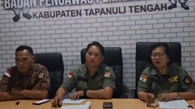 Foto : Sinta Dewi Napitupulu didampingi Rommy Pasaribu dan Setia Wati Simanjuntak