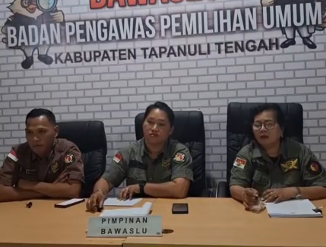 Foto : Sinta Dewi Napitupulu didampingi Rommy Pasaribu dan Setia Wati Simanjuntak