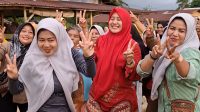 Foto : Antusias warga saat menyambut kedatangan Mahmud Efendi lubis ke Kelurahan Lubuk Tukko Baru, Kecamatan Pandan pada Jumat (27/9/24).