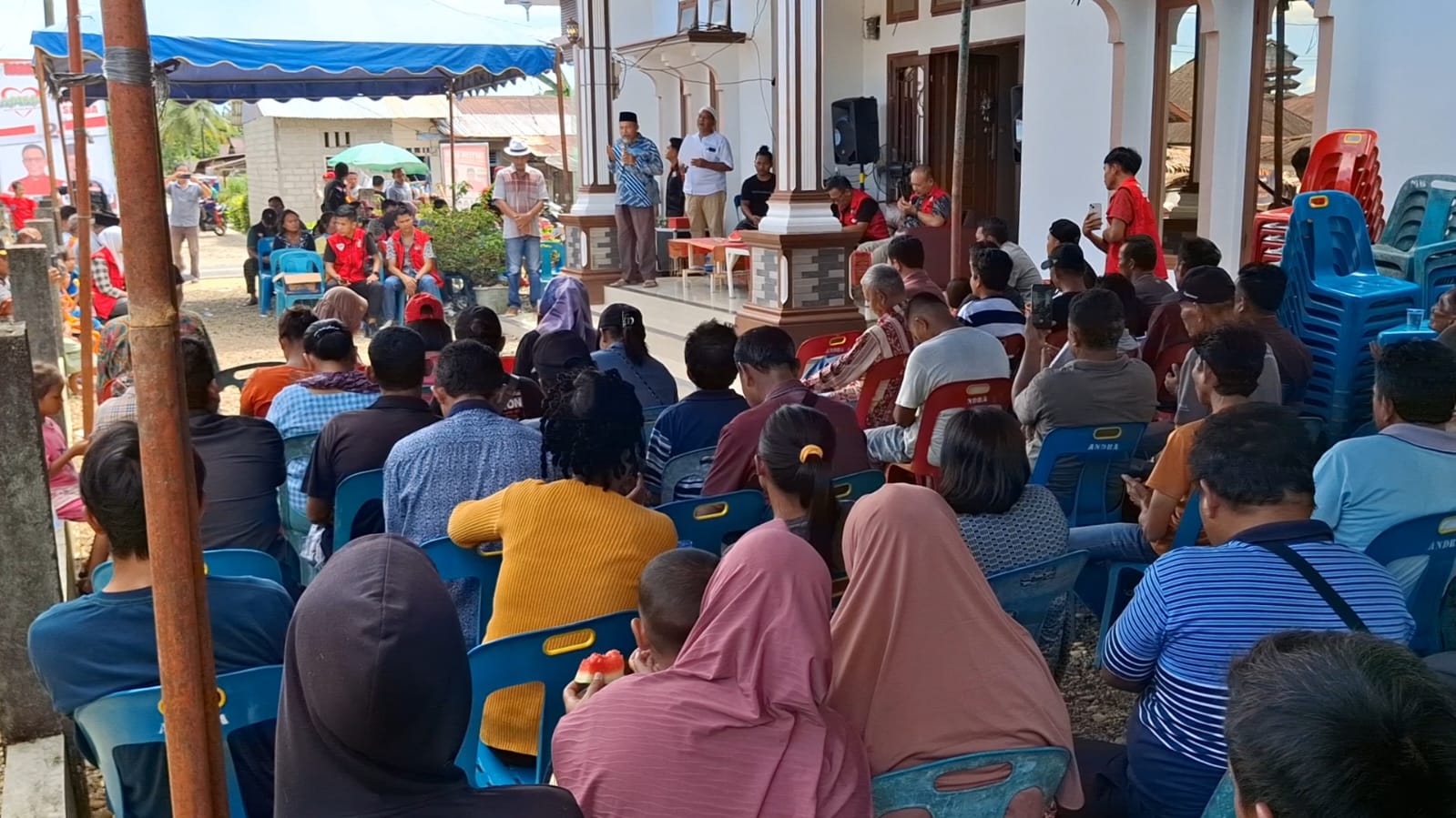 Foto : Masyarakat Kelurahan Sipange foto bersama dengan Masinton Pasaribu.