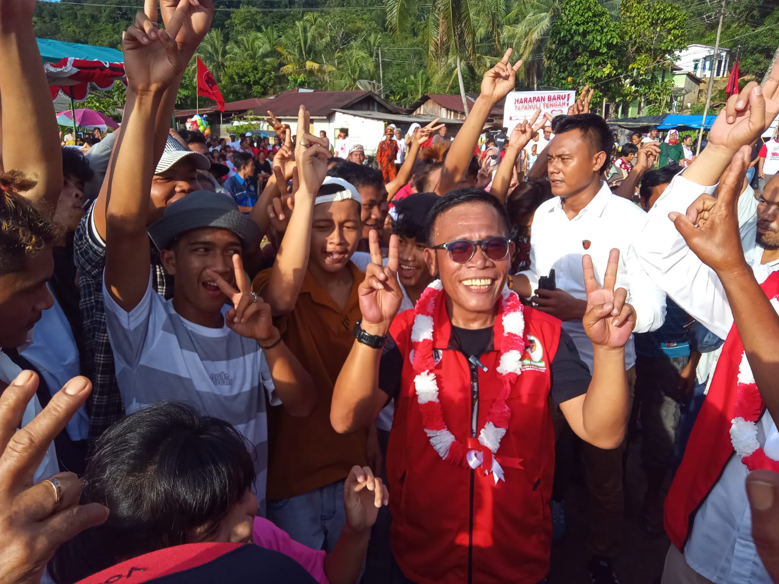 Foto: Tim Kura-kura Ninja bersama Paslon Bupati dan Wakil Bupati Tapanuli Tengah, Masinton Pasaribu-Mahmud Efendi Lubis.