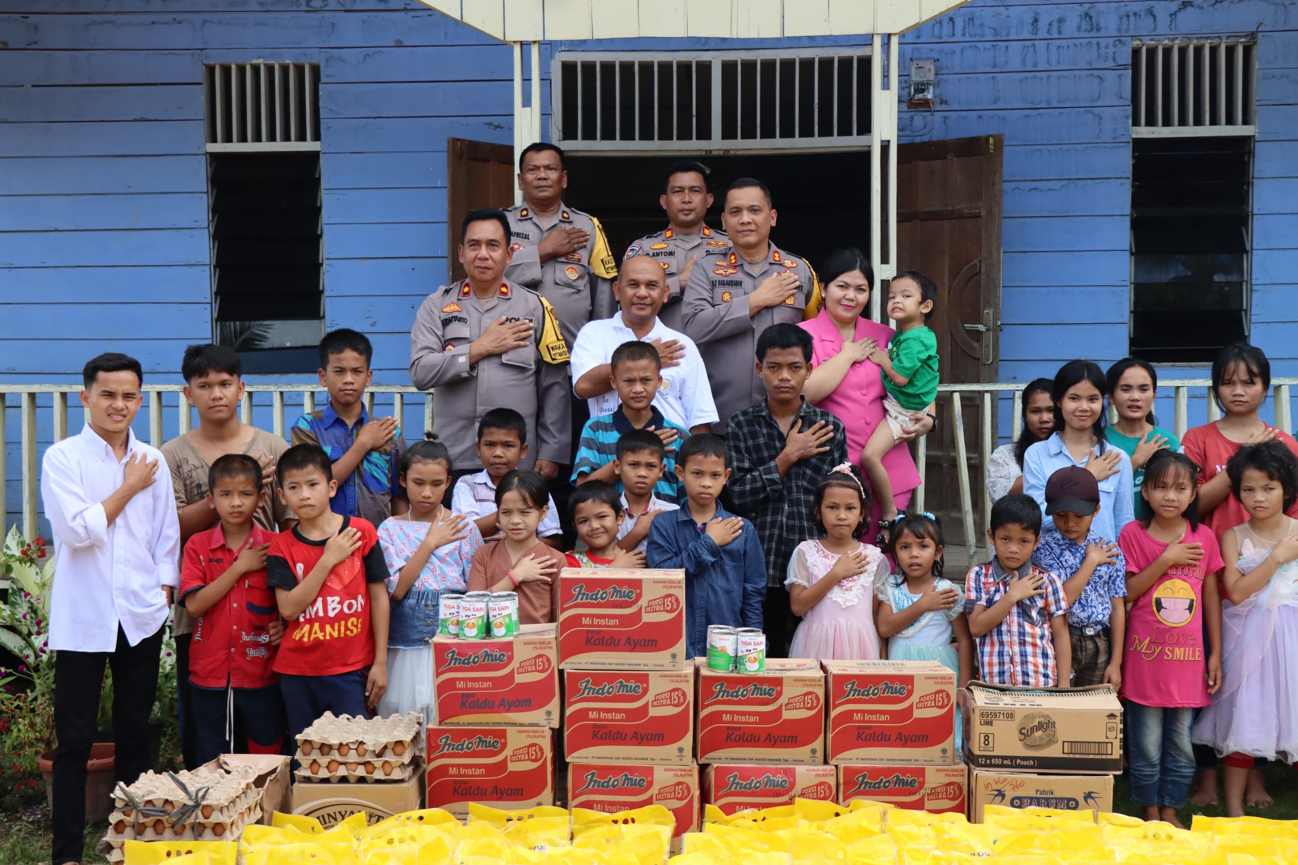 Foto : Kapolres Tapteng, AKBP Basa Emden Banjarnahor foto bersama dengan anak-anak Yatim