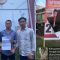 Foto : Tim Bidang Hukum Paslon Masinton Pasaribu-Mahmud Efendi menunjukkan surat laporan dan APK yang dirusak OTK.