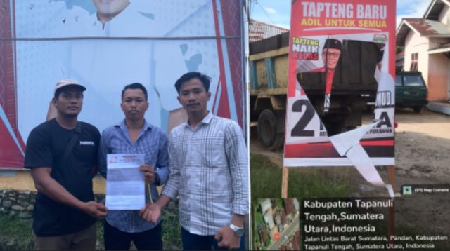 Foto : Tim Bidang Hukum Paslon Masinton Pasaribu-Mahmud Efendi menunjukkan surat laporan dan APK yang dirusak OTK.