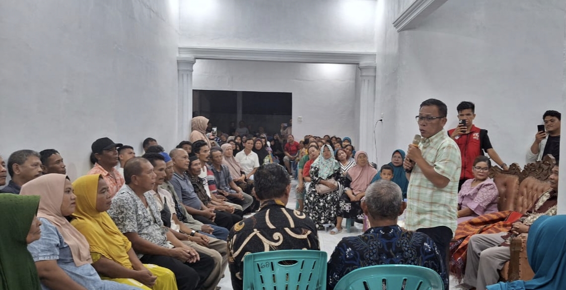 Foto : Masinton Pasaribu saat menerima aspirasi masyarakat Kampung Sebelah yang mengeluhkan air bersih dan masalah banjir.