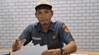 Ket. Foto : Komisioner Bawaslu Tapteng Rommi Preno Pasaribu saat memberikan keterangan pers terkait adanya Paslon mengumpulkan Kades dimintai dukungan dan uang.