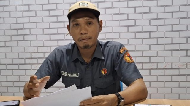 Ket. Foto : Komisioner Bawaslu Tapteng Rommi Preno Pasaribu saat memberikan keterangan pers terkait adanya Paslon mengumpulkan Kades dimintai dukungan dan uang.