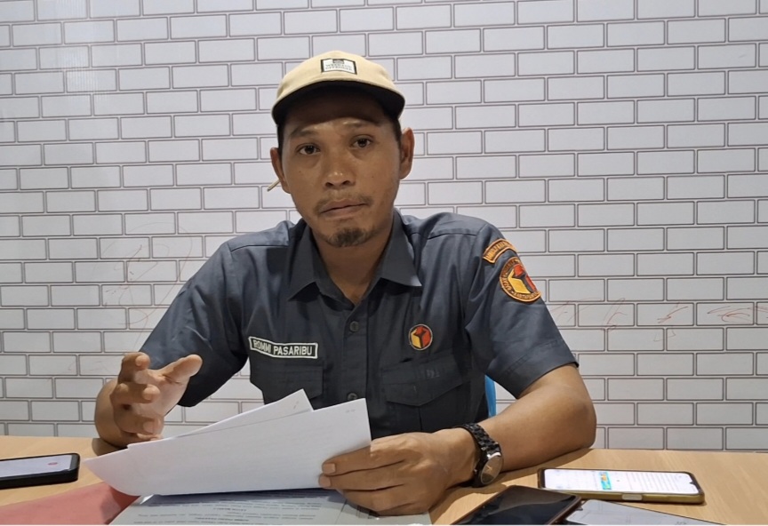 Ket. Foto : Komisioner Bawaslu Tapteng Rommi Preno Pasaribu saat memberikan keterangan pers terkait adanya Paslon mengumpulkan Kades dimintai dukungan dan uang.