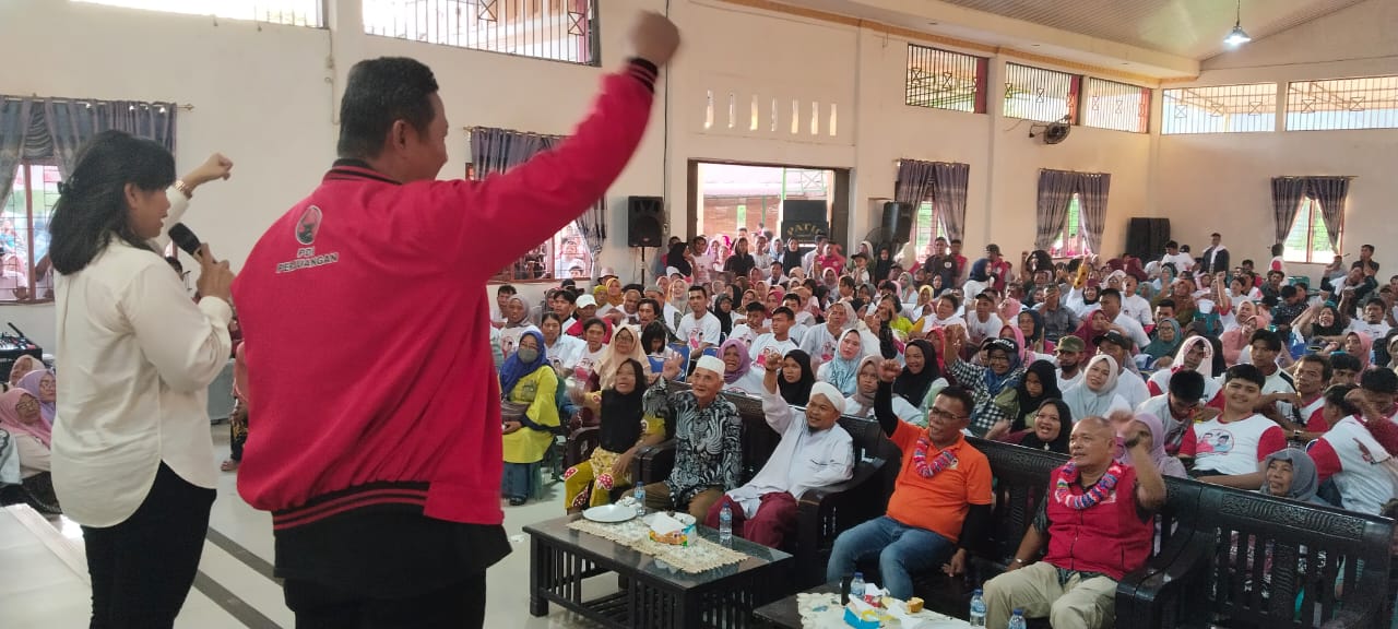 Foto : Wakil Ketua DPD PDI Perjuangan Sumut, Aswan Jaya saat menyampaikan orasi politik di acara pelantikan tim pemenangan Masinton Pasaribu-Mahmud di gedung Panca Prima Pandan, pada Jumat (1/11/24).