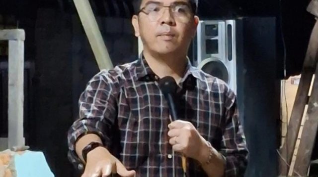 Foto: Anggota DPR RI, Bane Raja Manalu dan Calon Bupati, Masinton Pasaribu foto bersama warga Kecamatan Pandan. 