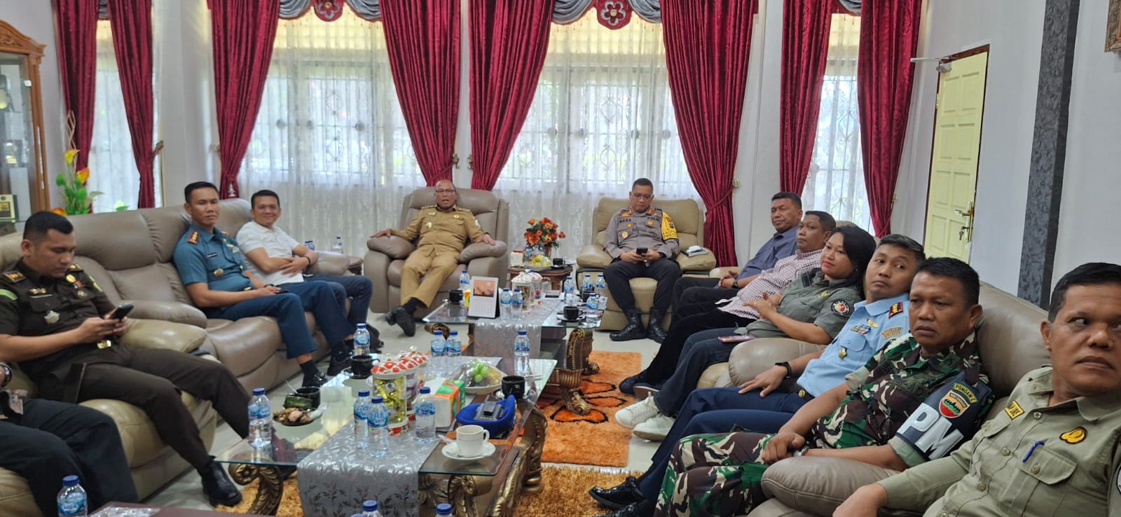 Foto : Pj Bupati Tapanuli Tengah, Dr. Sugeng Riyanta bersama unsur Forkopimda, Komisioner KPU dan Bawaslu.