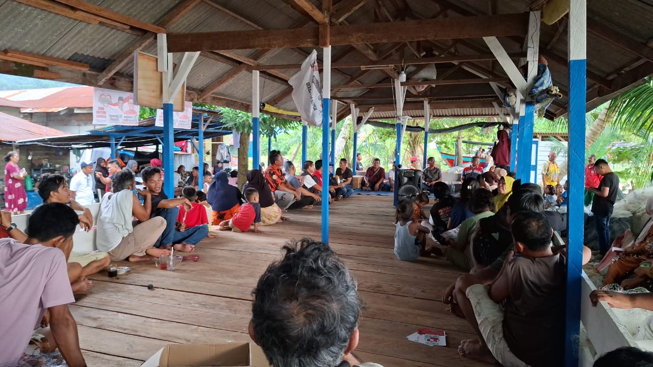 Foto : Para nelayan Desa Mela II saat menyampaikan keluh kesah mereka kepada Masinton Pasaribu.