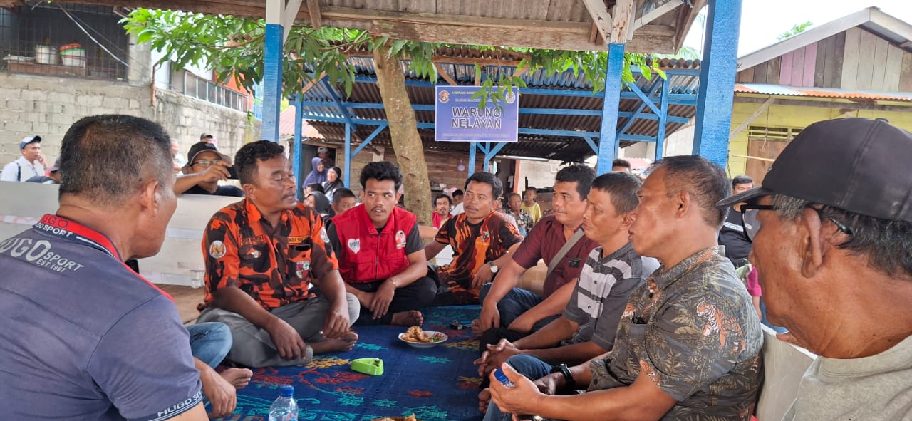 Foto : Para Ketua Kelompok nelayan Desa Mela II menyampaikan langsung keluhkan mereka terkait kelangkaan hasil tangakapan.